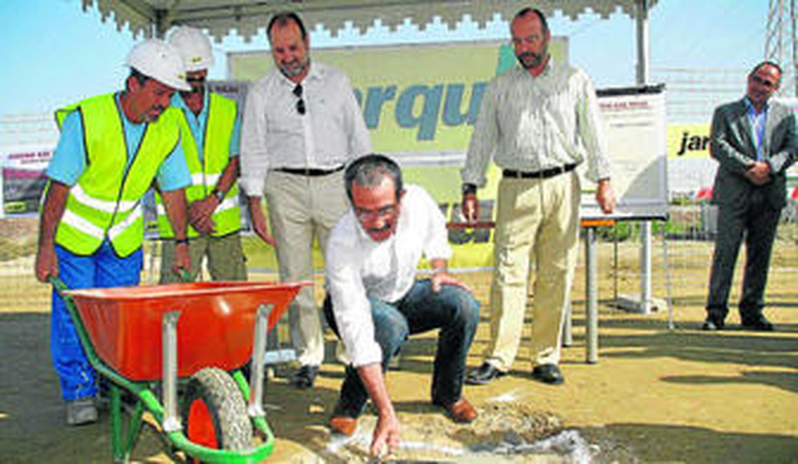 El presidente de la Gremial pone la primera piedra junto al alcalde y al delegado.