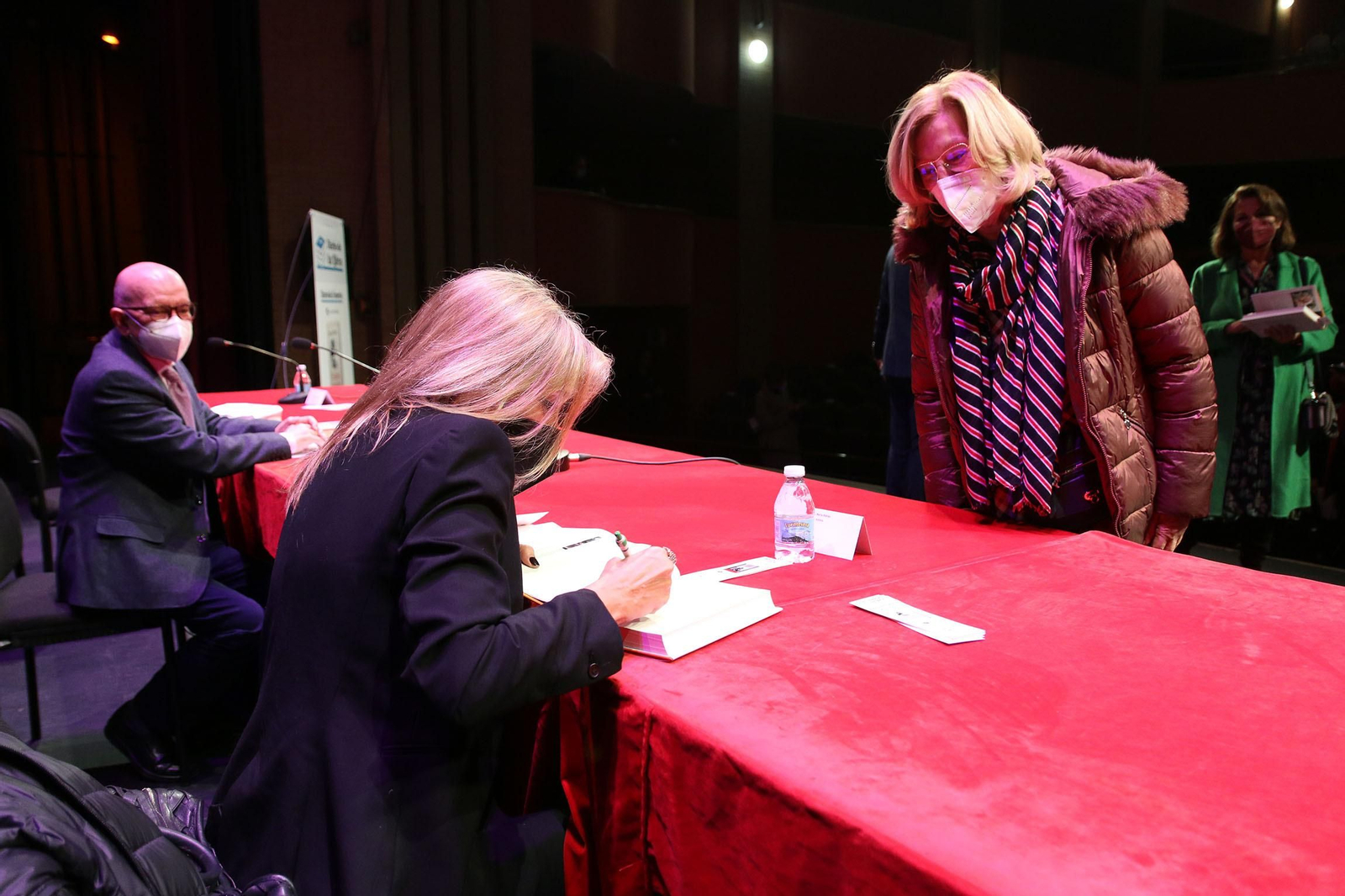 Fotogalería Diario de los Libros, con Marta Robles y su obra 'Pasiones carnales'
