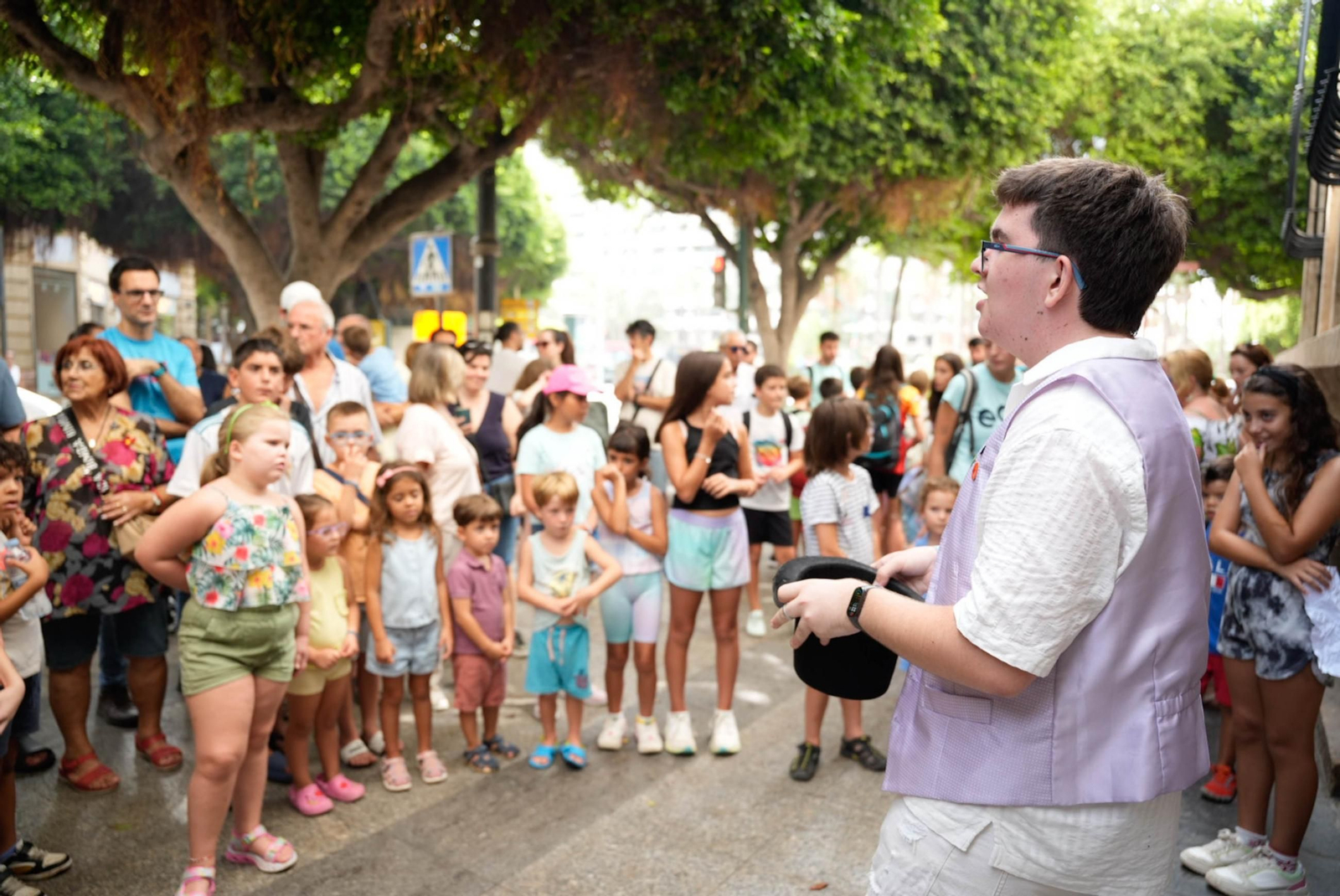 Las mejores imágenes del espectáculo de magia en la calle de la Feria de Almería