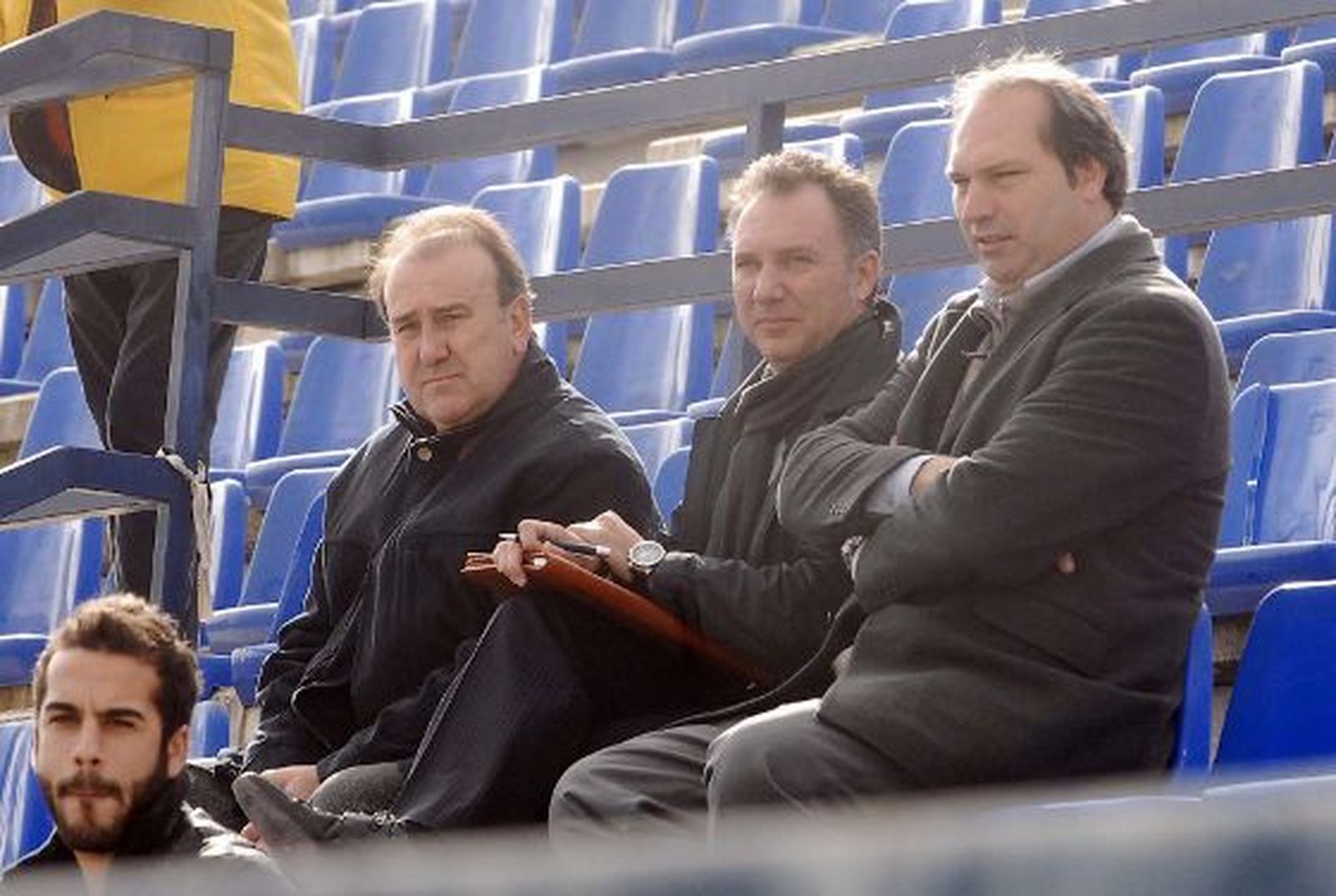 El ex árbitro internacional Medina Cantalejo siguió el partido junto al delegado de campo del Xerez Francisco Barea. 

Foto: Manuel Aranda