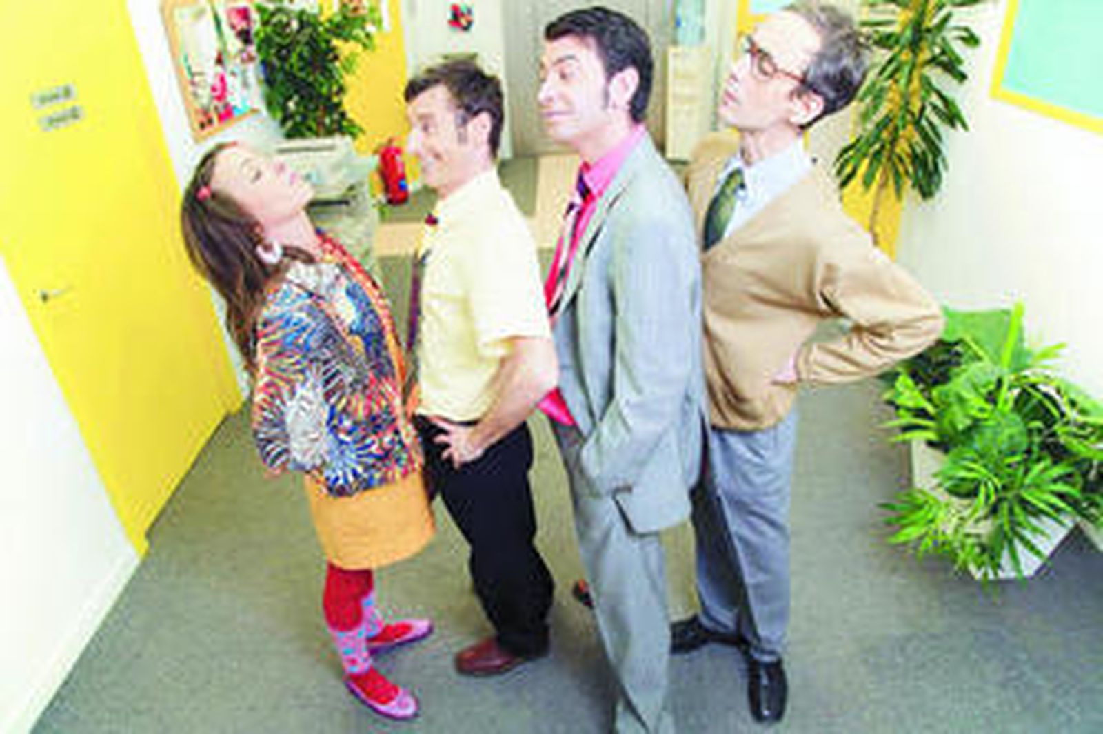 Esperanza Pedreño, Carlos Chamarro, Arturo Valls y César Sarachu en sus roles de 'Camera café', serie que se emite en el canal temático Factoría de Ficción.