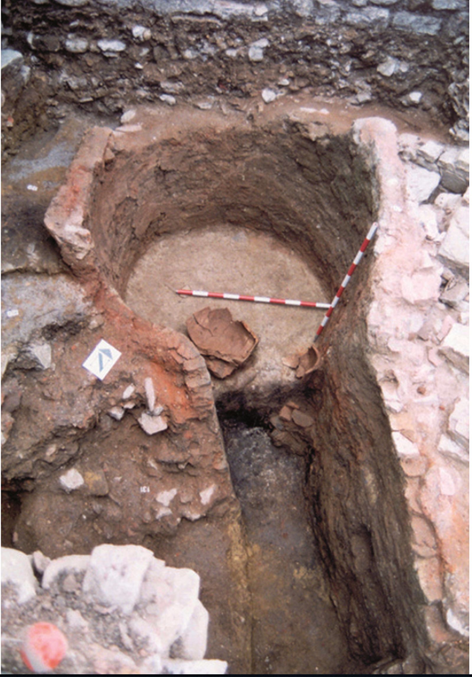 Horno de alfarero exhumado en el transcurso de la intervención arqueológica realizada en la esquina entre las calles Alférez Villalta Medina y Comandante Gómez Ortega.