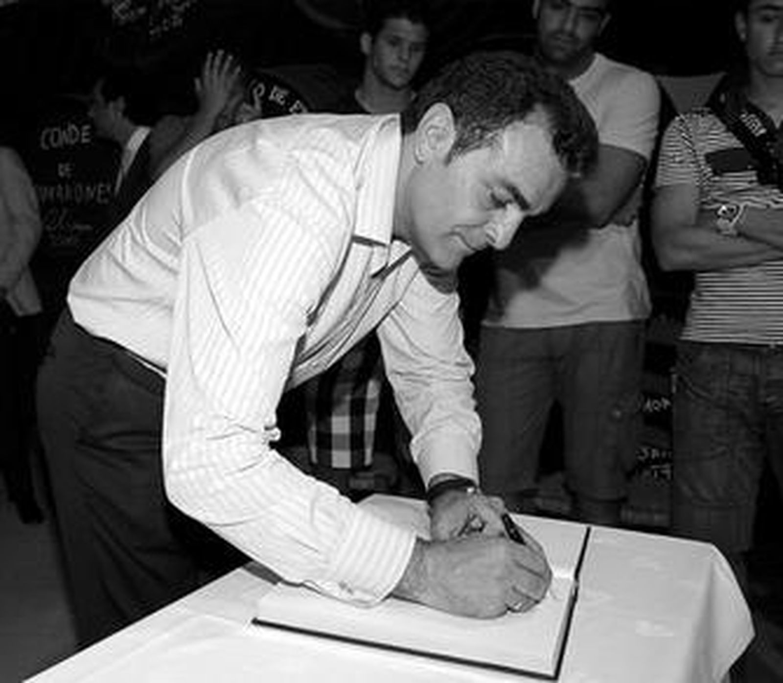 Carlos Osma, presidente del Xerez, firmando ayer en el Libro de Honor de Garvey.