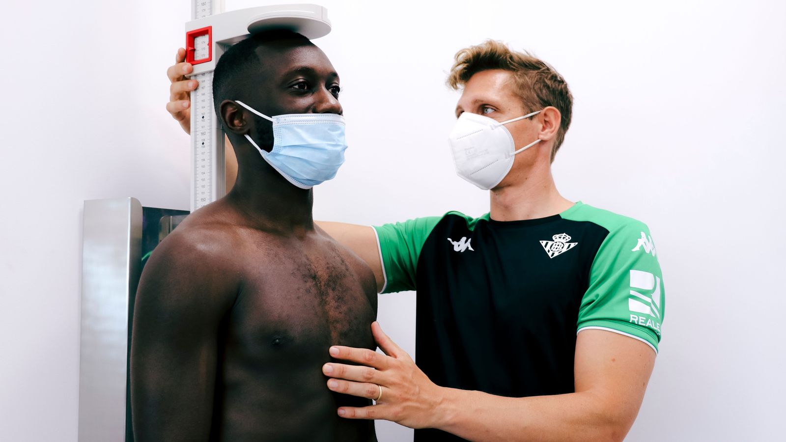 Sabaly pasando el reconocimiento médico.