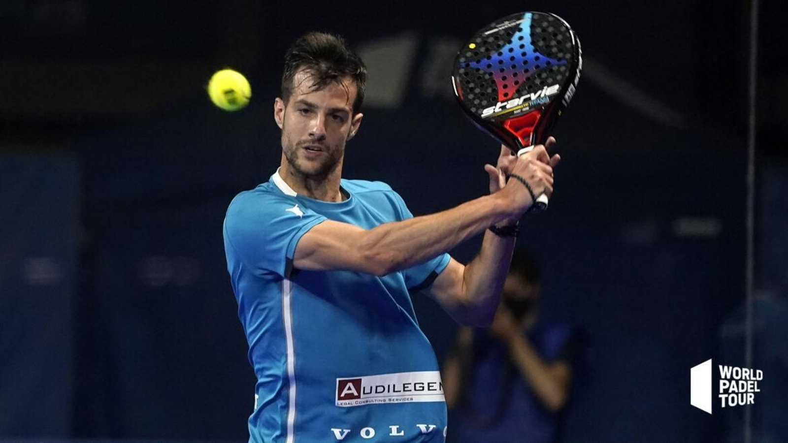 Momo González golpea de revés en un instante de la final.