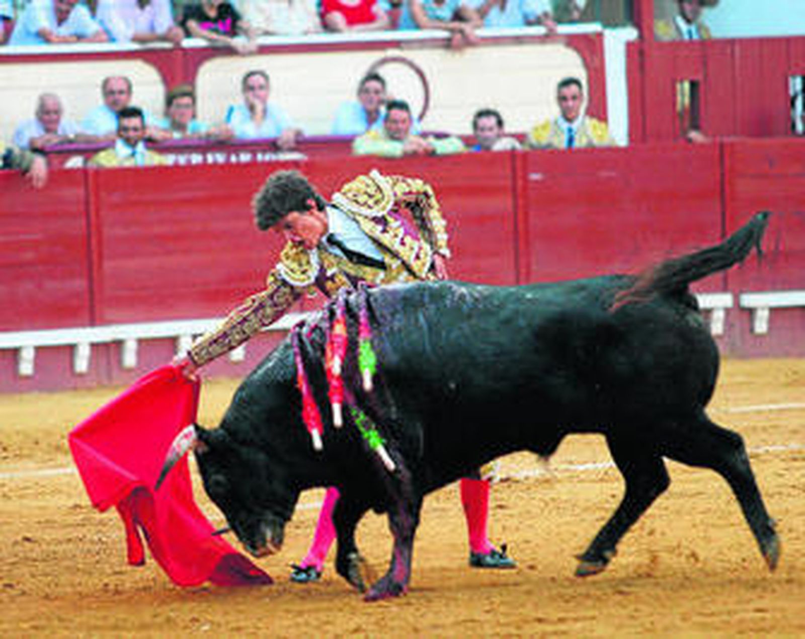 José Monje durante su debut con caballos, ayer, en la Plaza Real, donde fue premiado con una oreja.