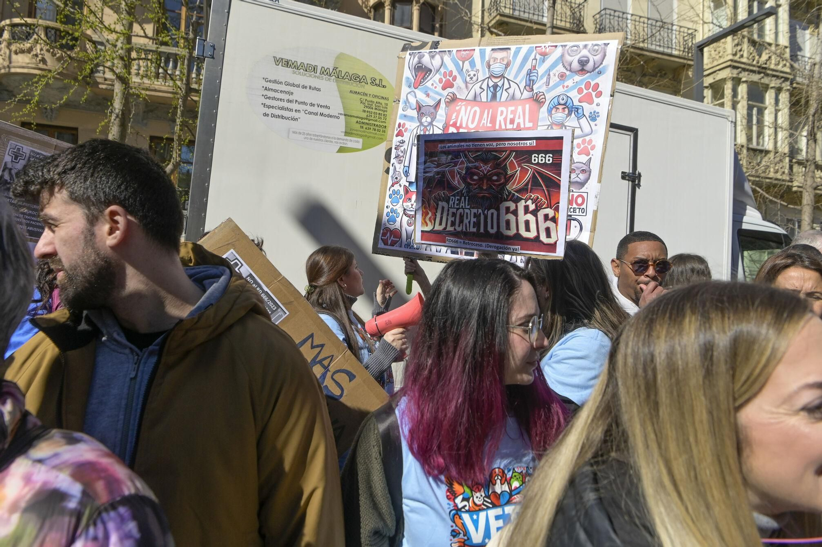 Las mejores imágenes de la manifestación de 300 veterinarios en Granada