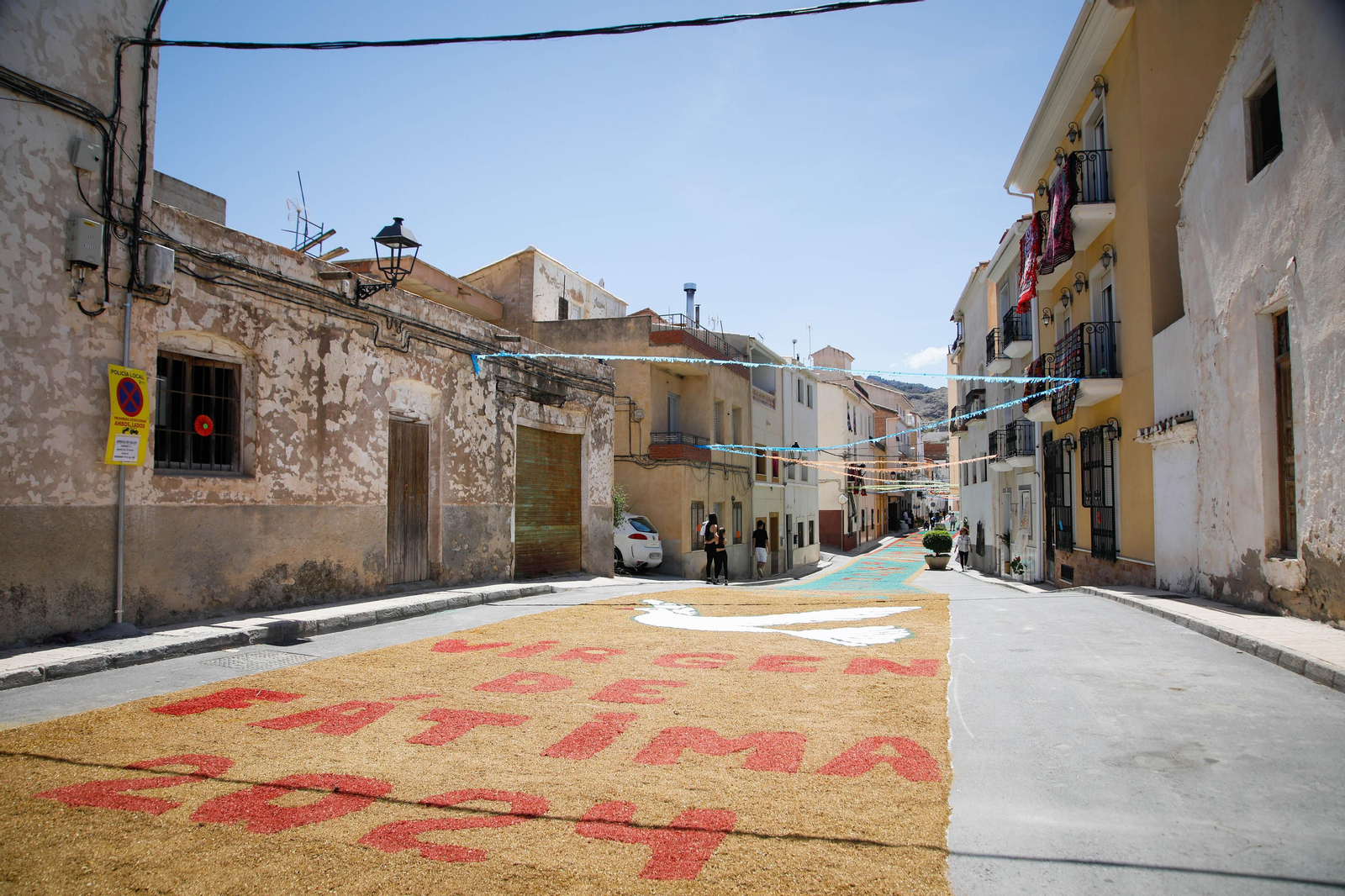 Así es la gran alfombra de serrín para que levite la Virgen de Fátima de Tíjola