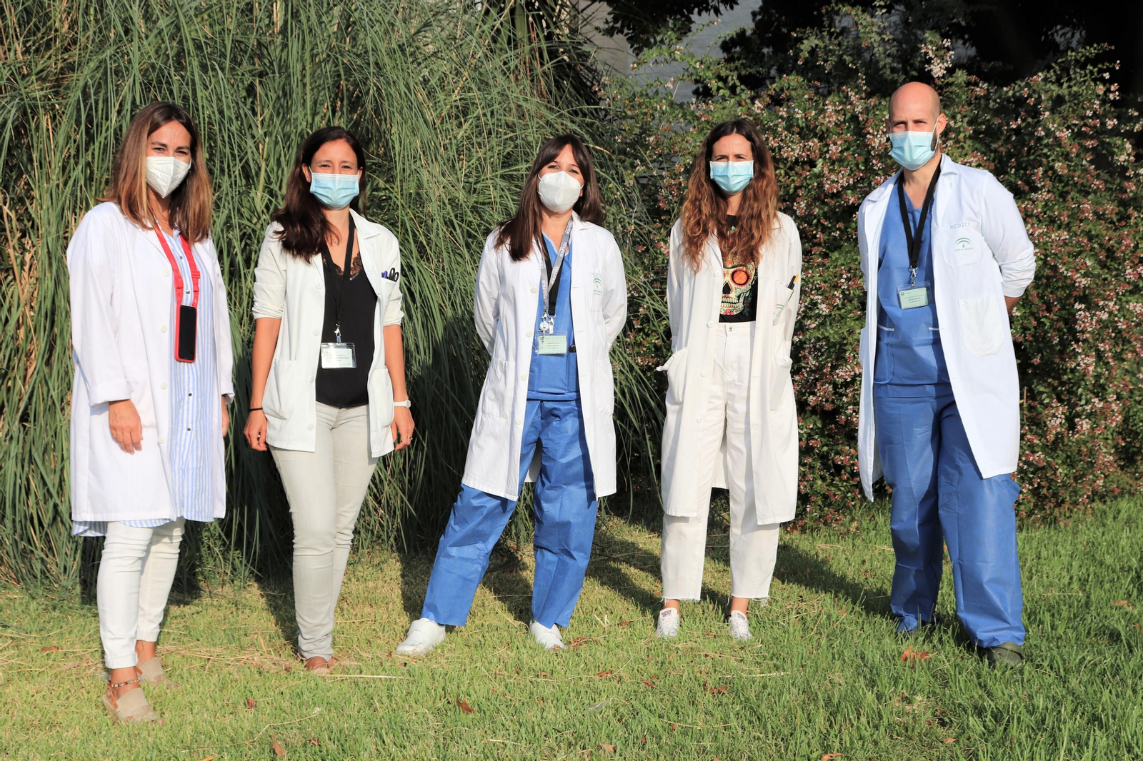 Ana Bejarano (centro) junto al resto del equipo de especialistas en Digestivo, Farmacia y Microbiología del Hospital Juan Ramón Jiménez implicados en este proyecto. Ana Bejarano (centro) junto al resto del equipo de especialistas en Digestivo, Farmacia y Microbiología del Hospital Juan Ramón Jiménez implicados en este proyecto.