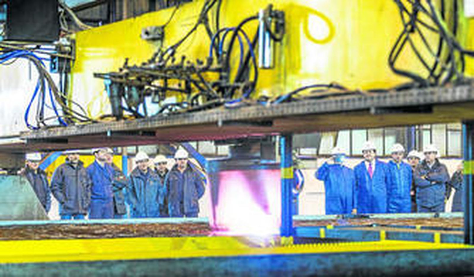 Corte de chapa en el astillero de Navantia Puerto Real correspondiente al proyecto eólico de Iberdrola.