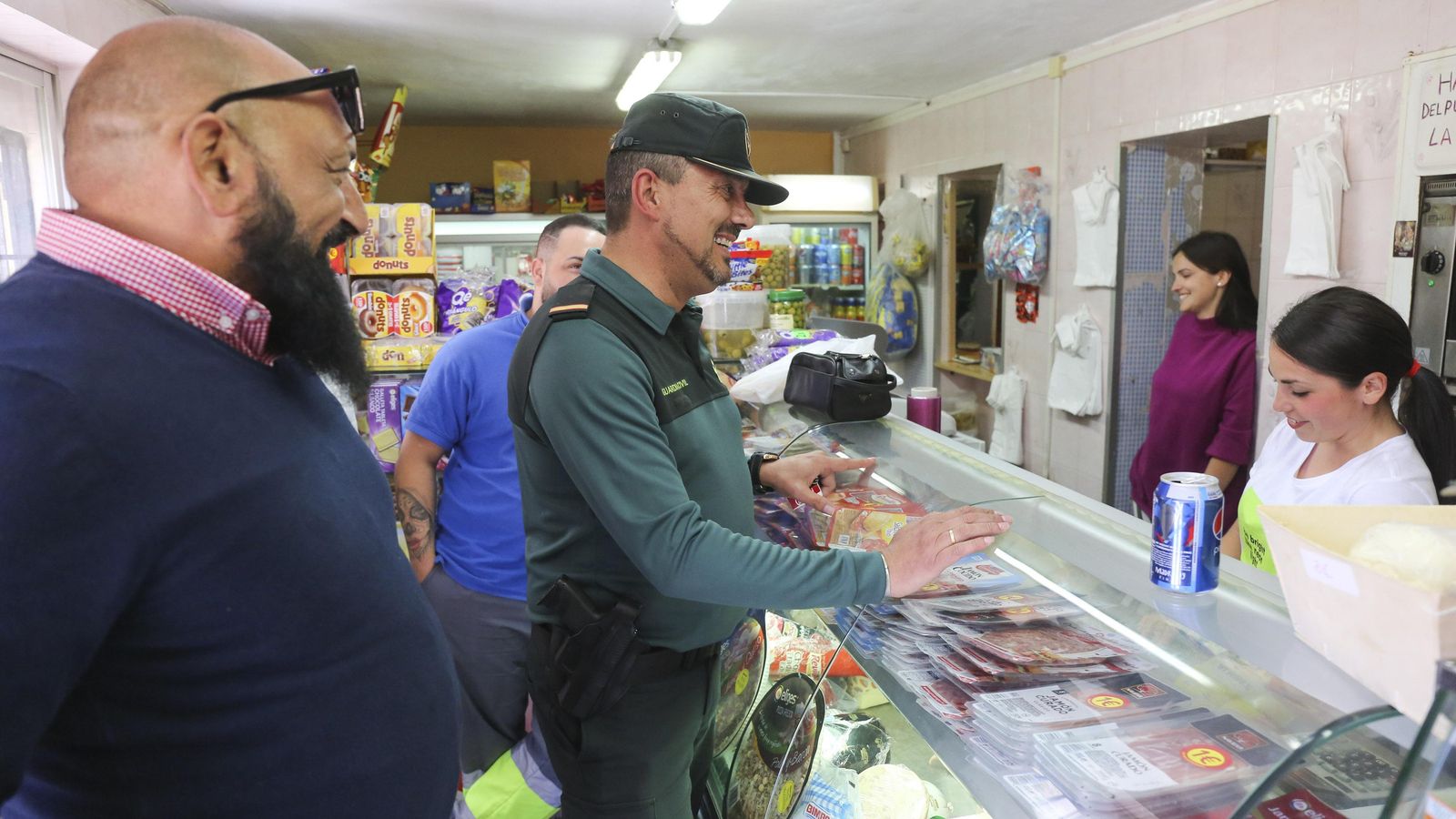 Antonio entra a saludar en una panadería de La Palmilla Antonio entra a saludar en una panadería de La Palmilla