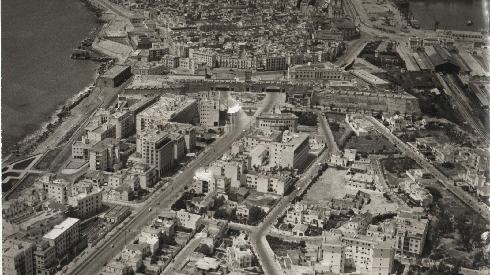 Grandes edificios comienzan a sustituir a la zona residencial en el primer tramo de extramuros. Grandes edificios comienzan a sustituir a la zona residencial en el primer tramo de extramuros.