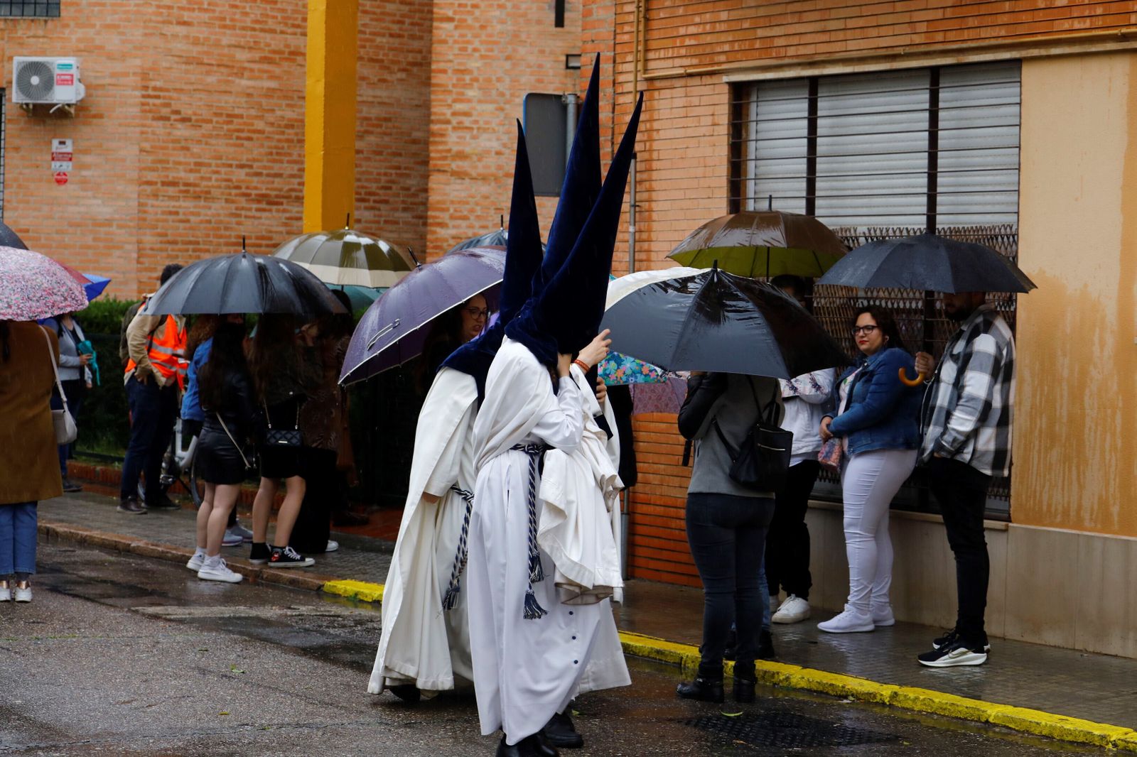 La lluvia frustra la salida de la hermandad de la Estrella el Lunes Santo, en imágenes