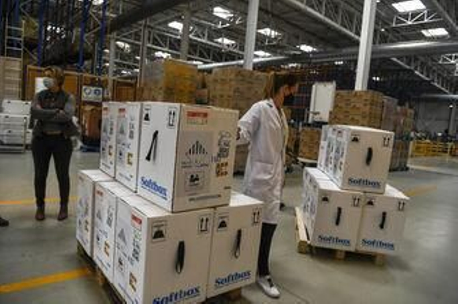 Fotos: Así ha sido la llegada de la mayor partida de vacunas a Granada  de Pfizer, AstraZeneca y Moderna