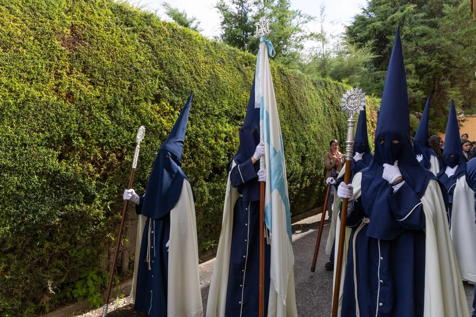 La temida lluvia impide el desarrollo normal de este Martes Santo