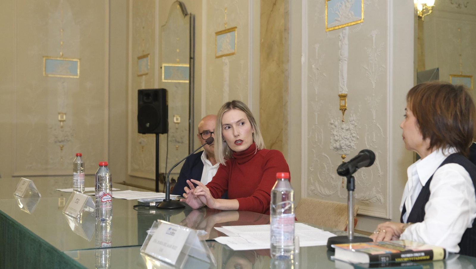 Imágenes del Diario de los Libros con la finalista del Premio Planeta 2024, Beatriz Serrano