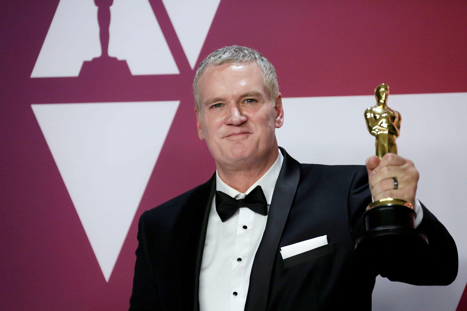 John Ottman posa con la estatuilla a la mejor edición por 'Bohemian Rhapsody'