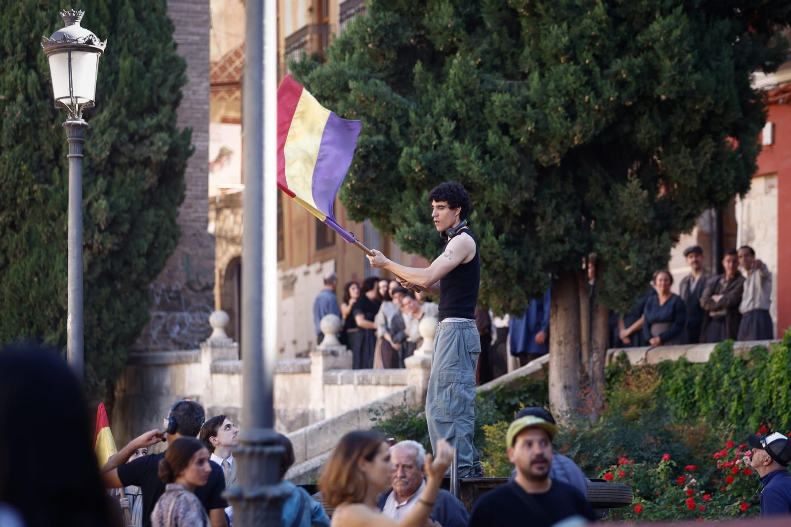 Fotos: así es el rodaje de la película de Los Javis en la plaza de Santa Ana de Granada
