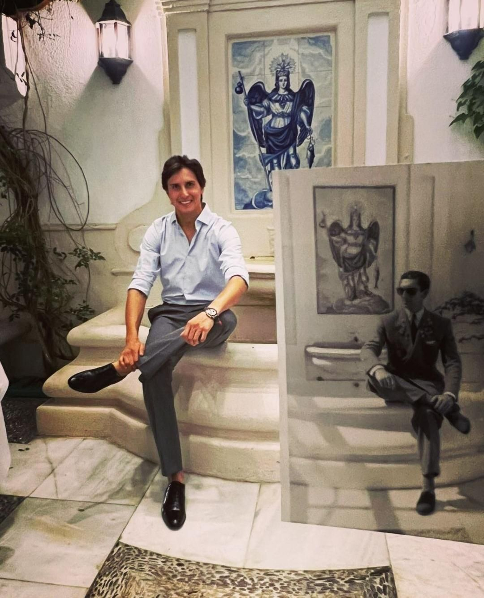 Andrés Roca Rey en la fuente del patio de La Casa de Manolete Bistró