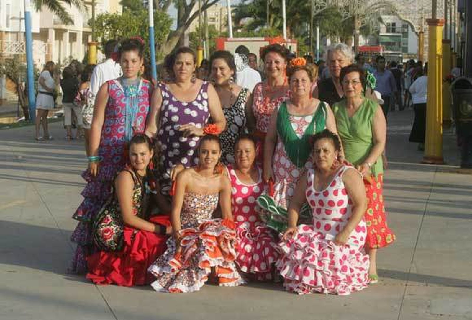 Un grupo de mujeres vestidas de gitana en las calles del Real  Foto: J.M.Q.