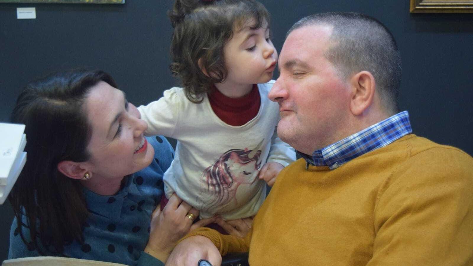 Fini junto a miembros de su familia en una visita a la residencia