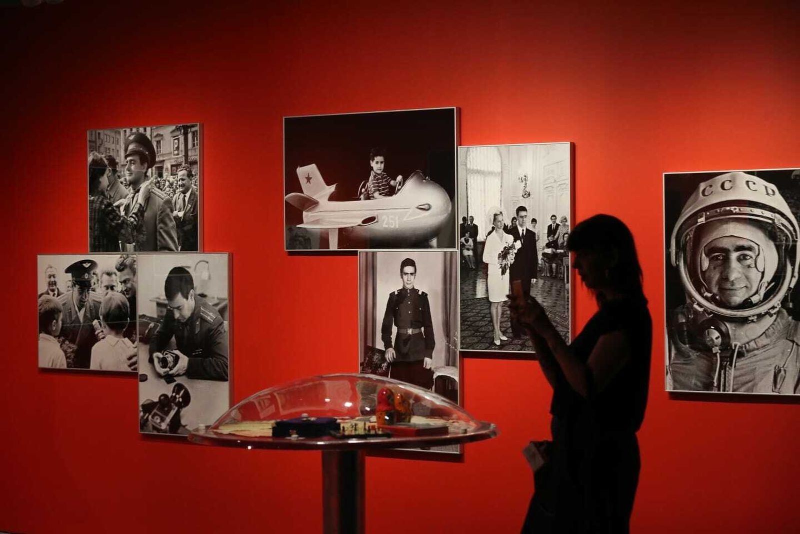 La exposición de la llegada del hombre a la Luna en el Pompidou de Málaga, en fotos