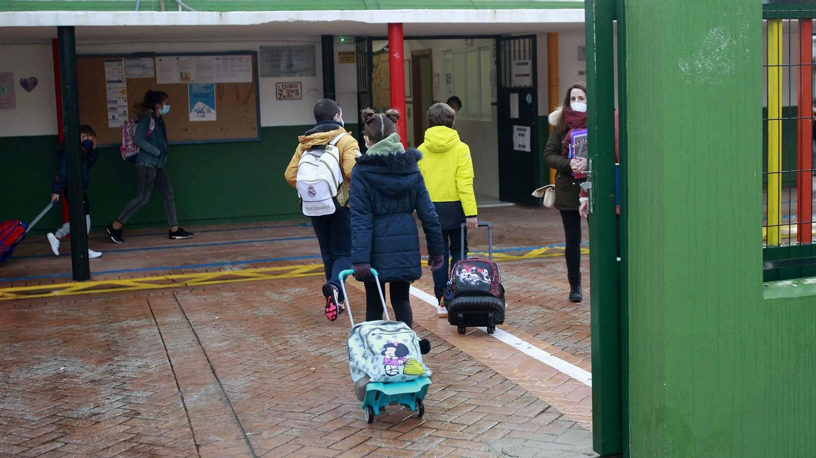 Entrada al colegio San Isidro Labrador en Los Barrios