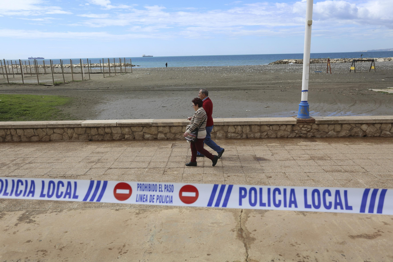 Las fotos de los trabajos en los paseos marítimos y chiringuitos de Málaga para paliar los efectos del temporal
