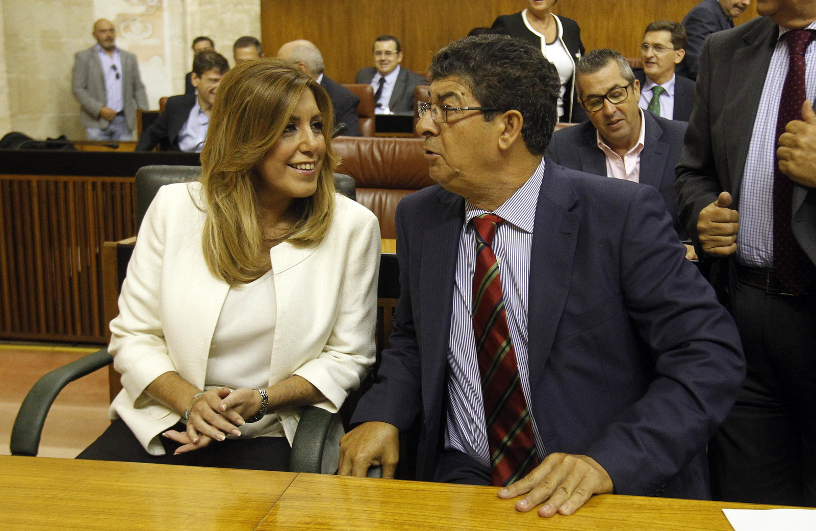 Susana  Díaz  conversa con Diego  Valderas, en el parlamento andaluz.