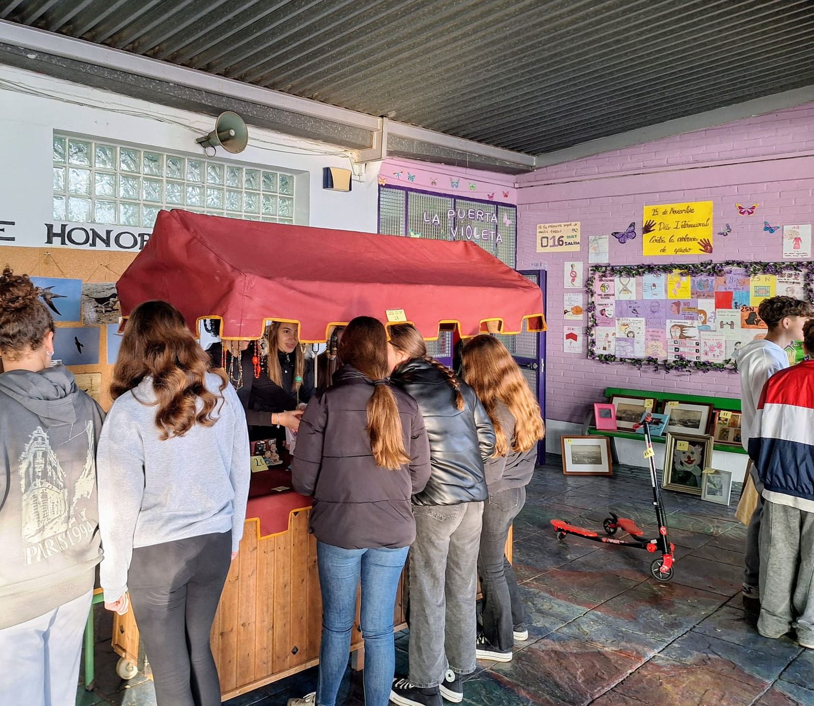 Una imagen del mercadillo solidario del IES Lola Flores.