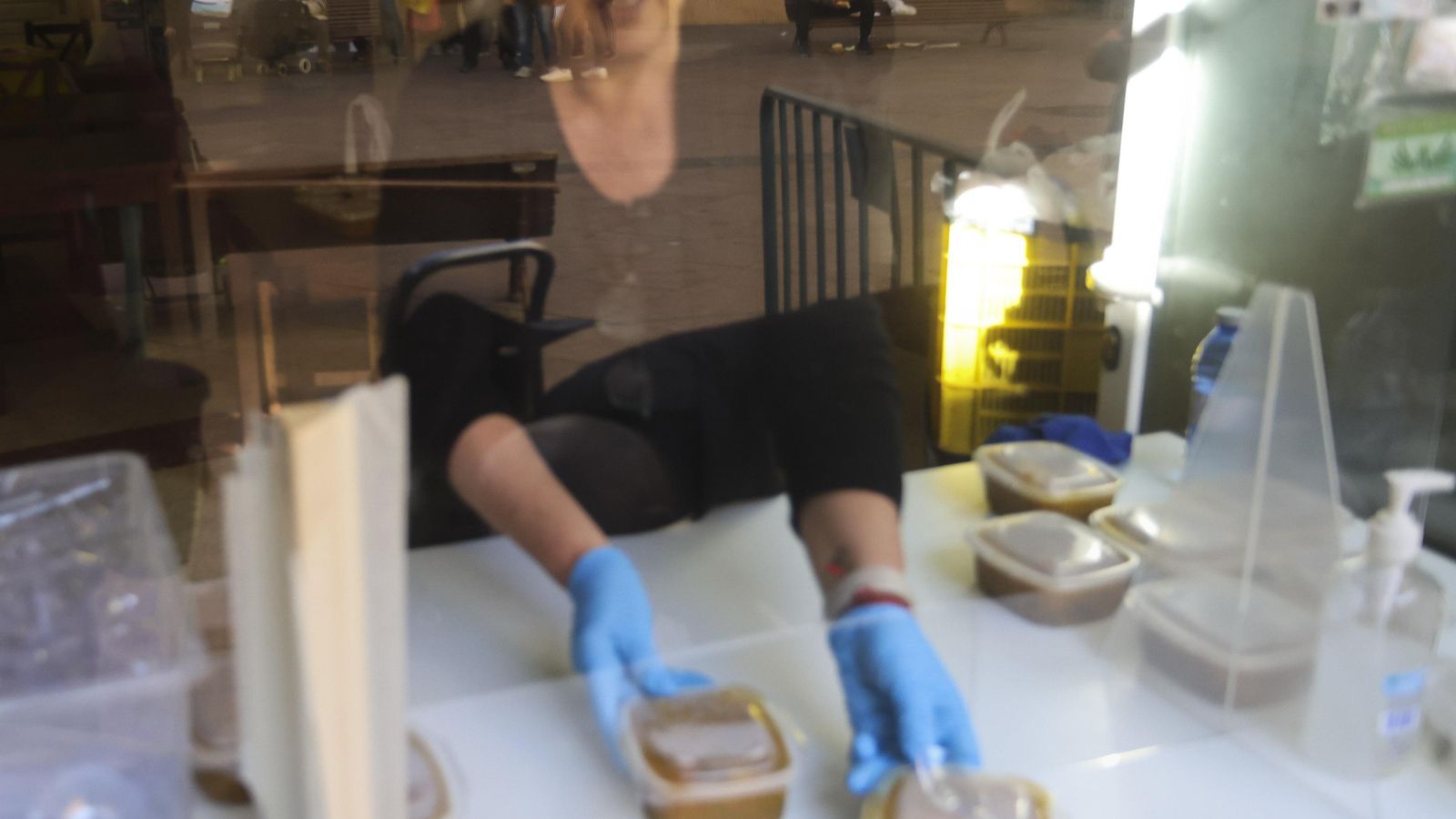 La cola reflejada en el cristal del dispensario de Los Ángeles Malagueños de la Noche. La cola reflejada en el cristal del dispensario de Los Ángeles Malagueños de la Noche.