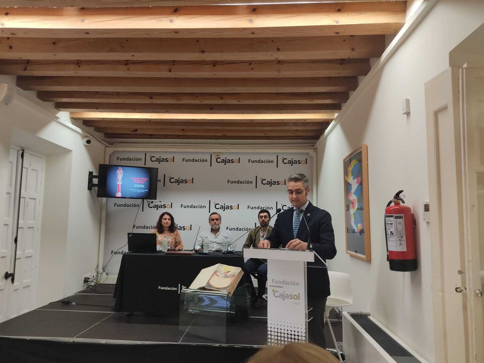 El mayordomo de Las Penas, Rubén Estévez, durante la presentación del libro sobre la Virgen del Pilar el viernes en la Fundación Cajasol.