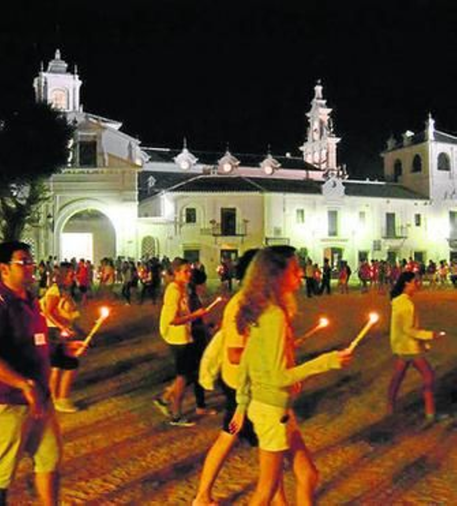 La vigilia mariana incluyó el rezo del rosario. A la derecha, decenas de fieles a los pies de la Virgen del Rocío.