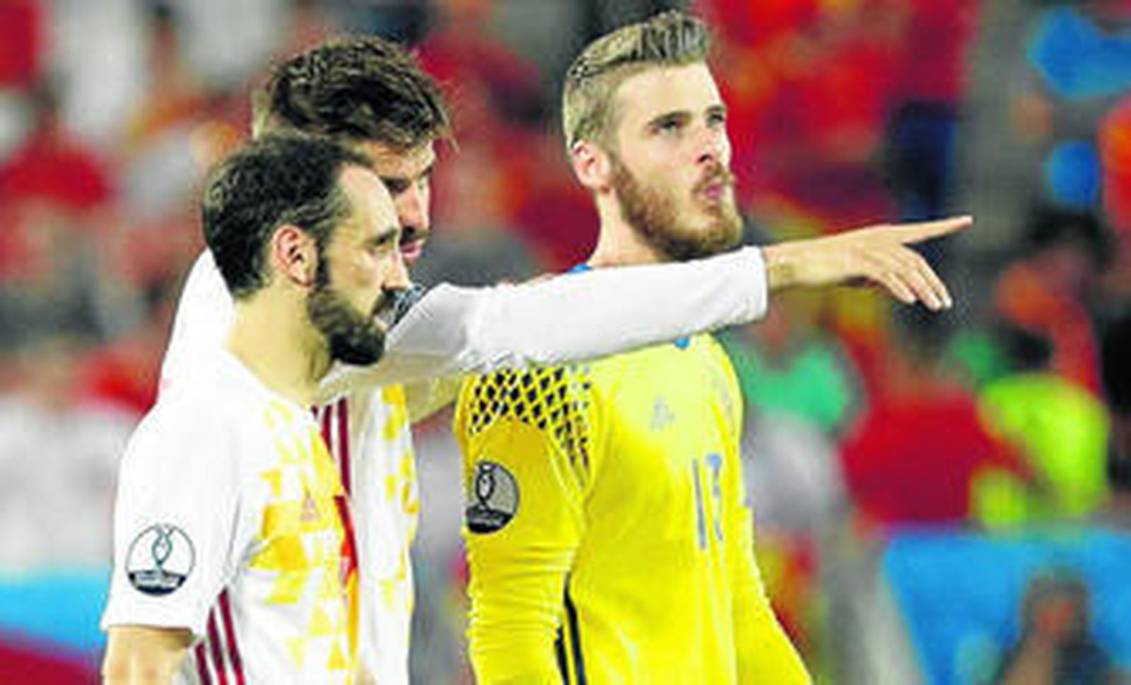 Piqué parece indicarle el camino a Juanfran y De Gea después de concluir el partido contra Croacia en Burdeos.