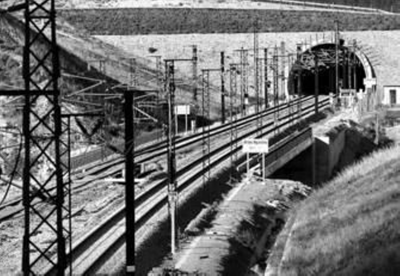 Un viaducto y un túnel del tramo de AVE entre Málaga y Antequera.