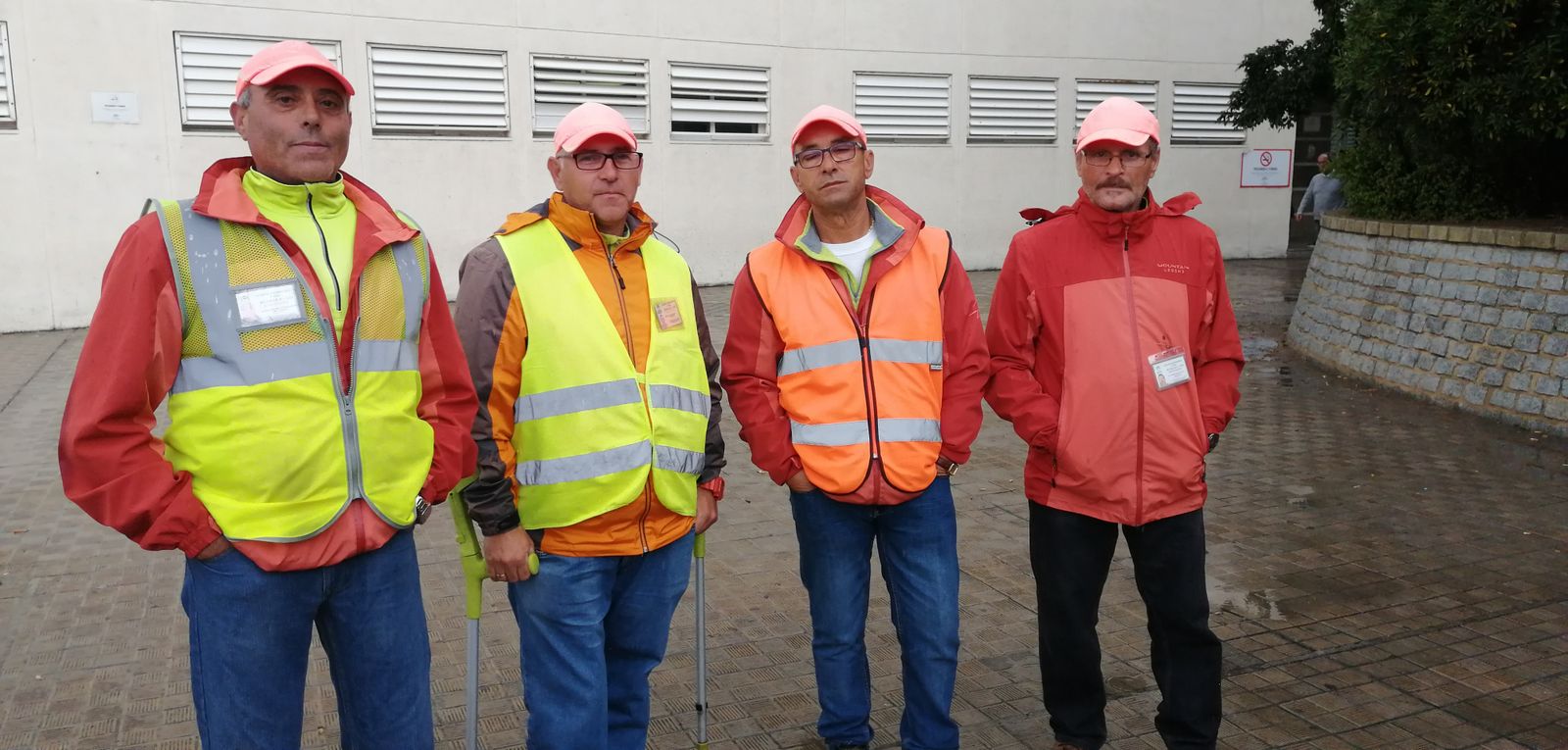 Los cuatro aparcacoches del Hospital de Puerto Real que están en huelga indefinida