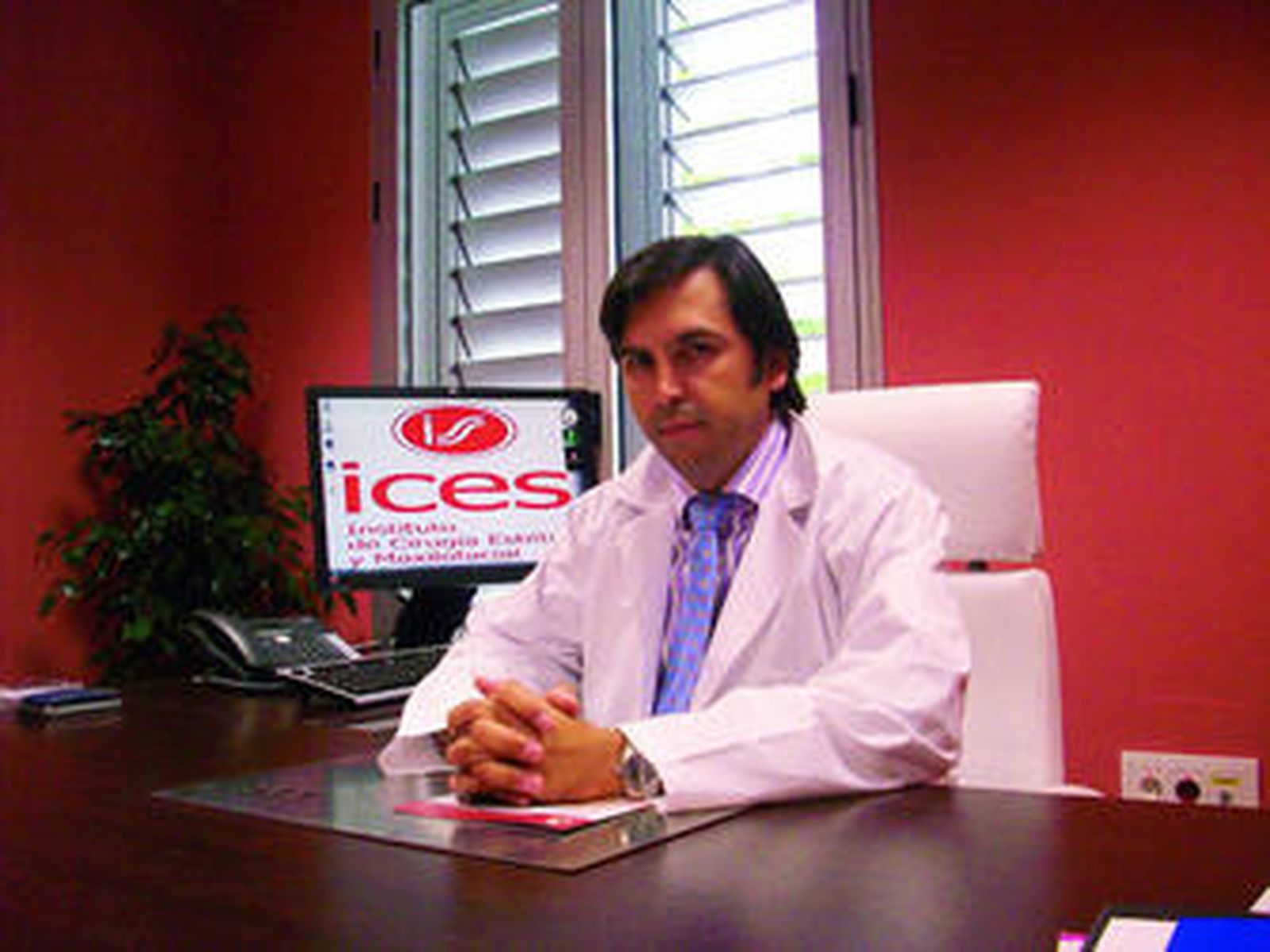 El doctor Alberto García Perla, en la sede del Instituto de Cirugía Estética y Maxilofacial, Ices.
