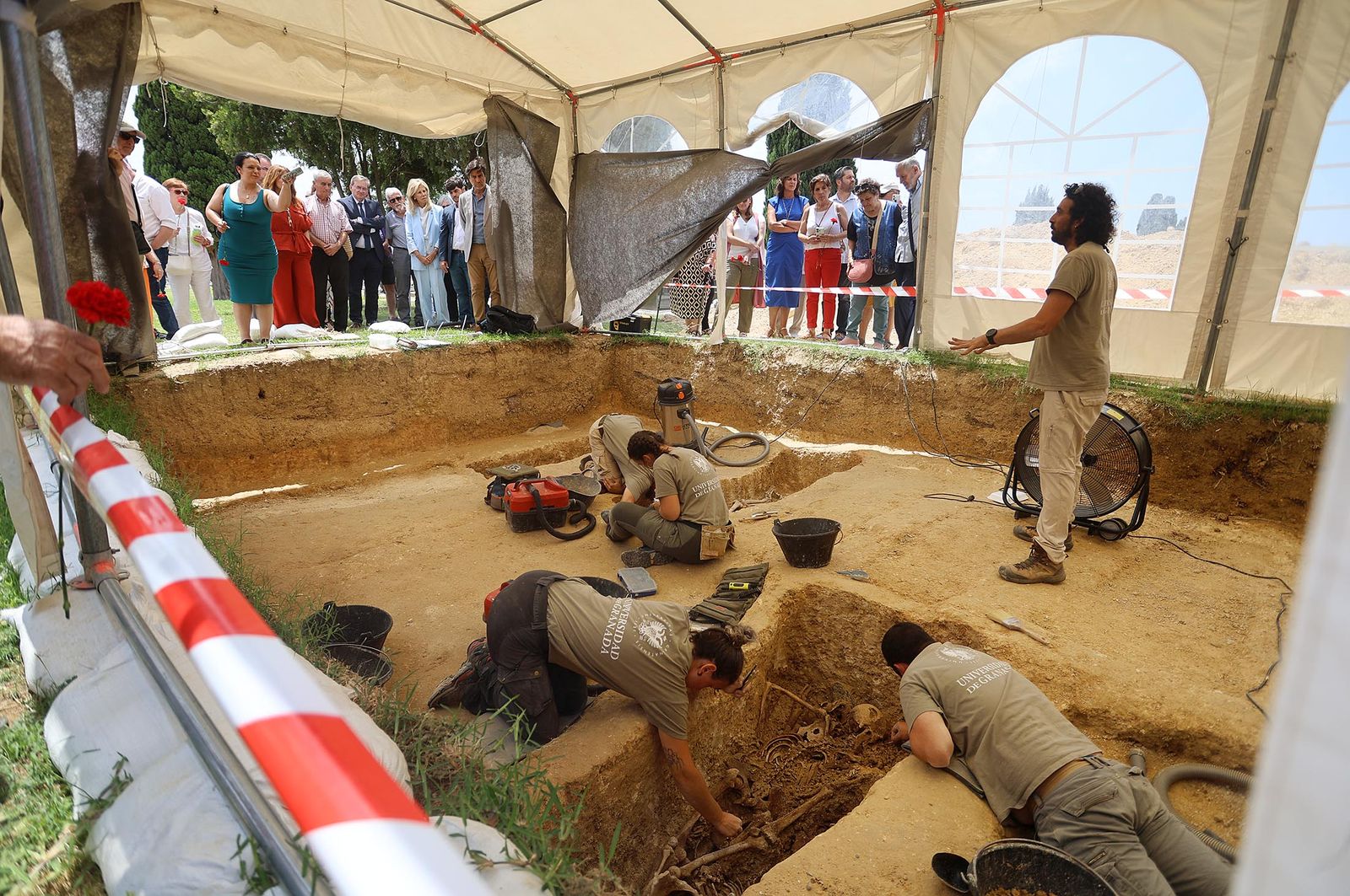 Imágenes de la visita a los trabajos de exhumación en las fosas comunes del Cementerio de La Soledad