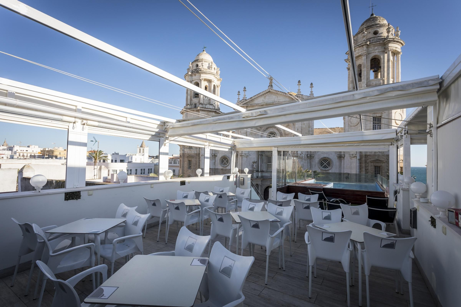 Una vista parcial de la terraza del Hotel La Catedral, de Cádiz.