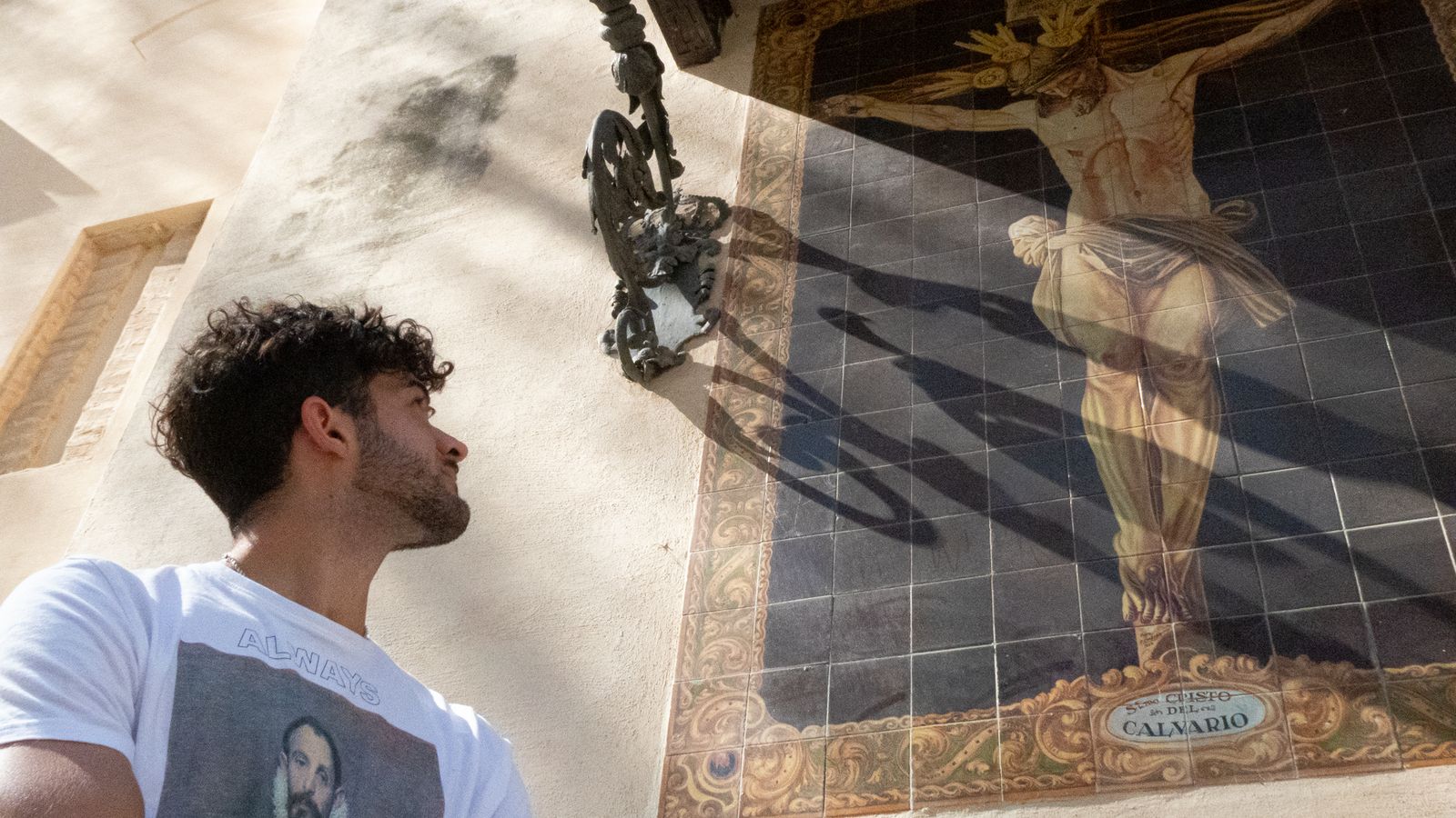 Álvaro Busto ante el azulejo del Cristo del Calvario