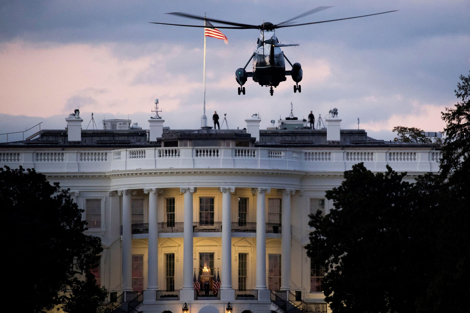El helicóptero presidencial Marine One, regresando a la Casa  Blanca