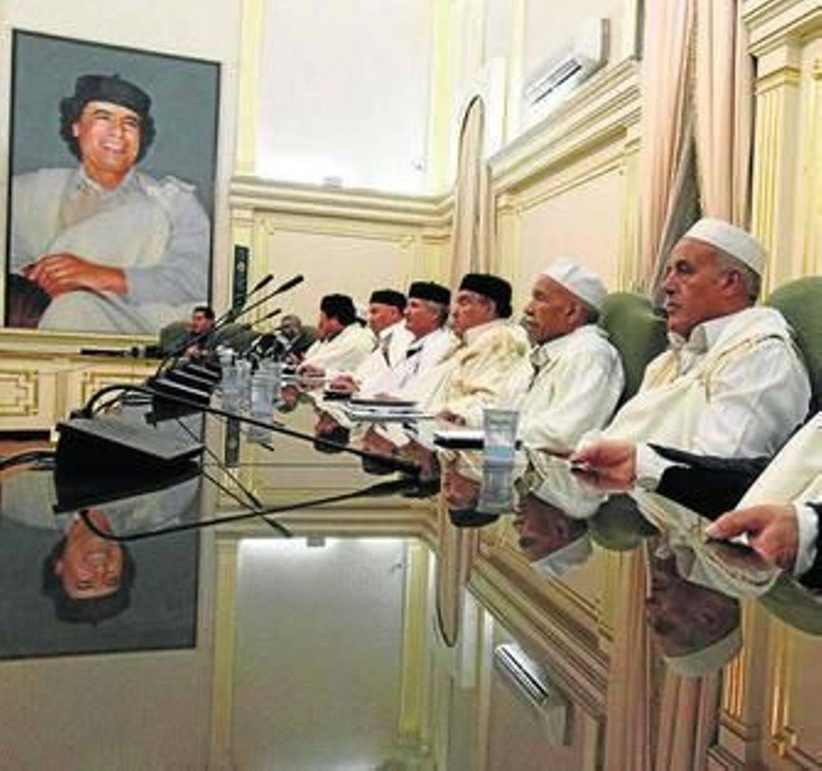 1. Un combatiente rebelde vigila una carretera cercana a Ajdabiya. 2. Los líderes tribales libios mantienen una reunión en Trípoli. 3. Un F-16 danés abandona la base italiana de Sigonella. 4. Una familia huye por carretera de Ajdabiya. 5. Una mujer muestra la frase "Quiero a Libia" en una manifestación de apoyo a la coalición internacional en Bengasi. 6. Un hombre llora la muerte de un rebelde en un ataque 'gadafista' en Ajdabiya.