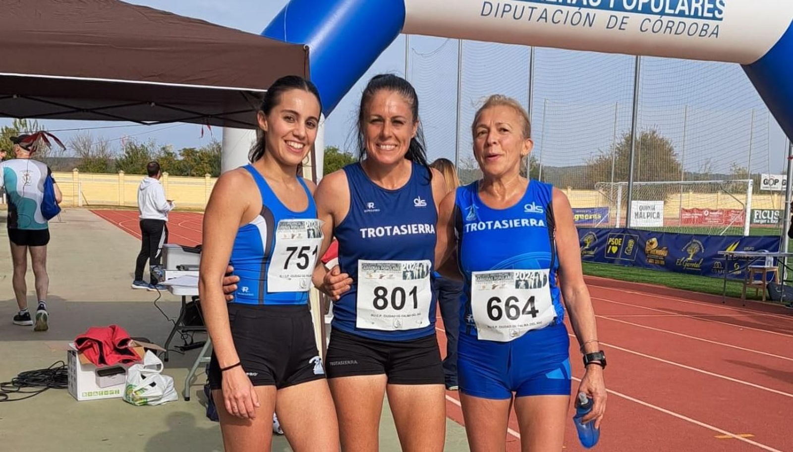 Isabel Cristina García posa junto a Gloria Martín y Yolanda López.