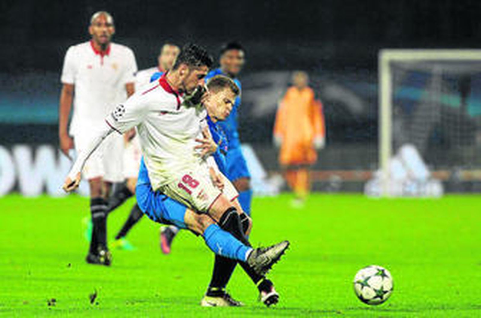Sergio Escudero recibe una pata de un jugador del Dinamo de Zagreb.