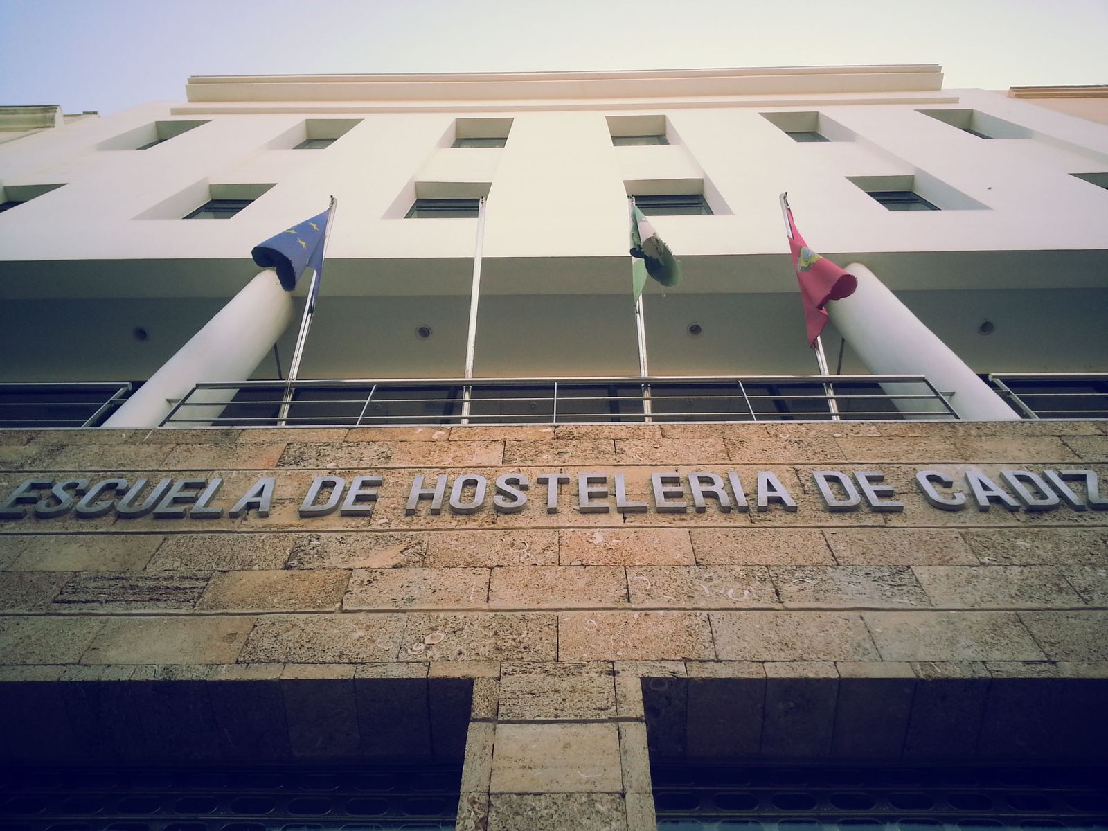 Fachada de la Escuela de Hostelería de Cádiz, ahora dependiente del SAE y que volvió a abrir sus puertas este curso.