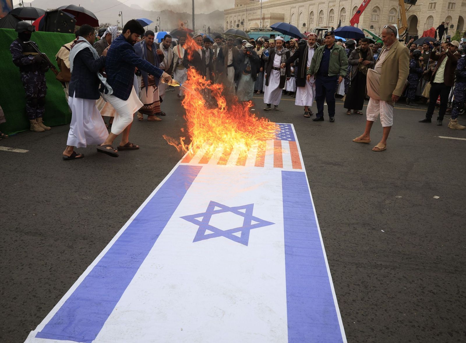 Imagen  de la quema de banderas de EEUU e Israel en Yemen