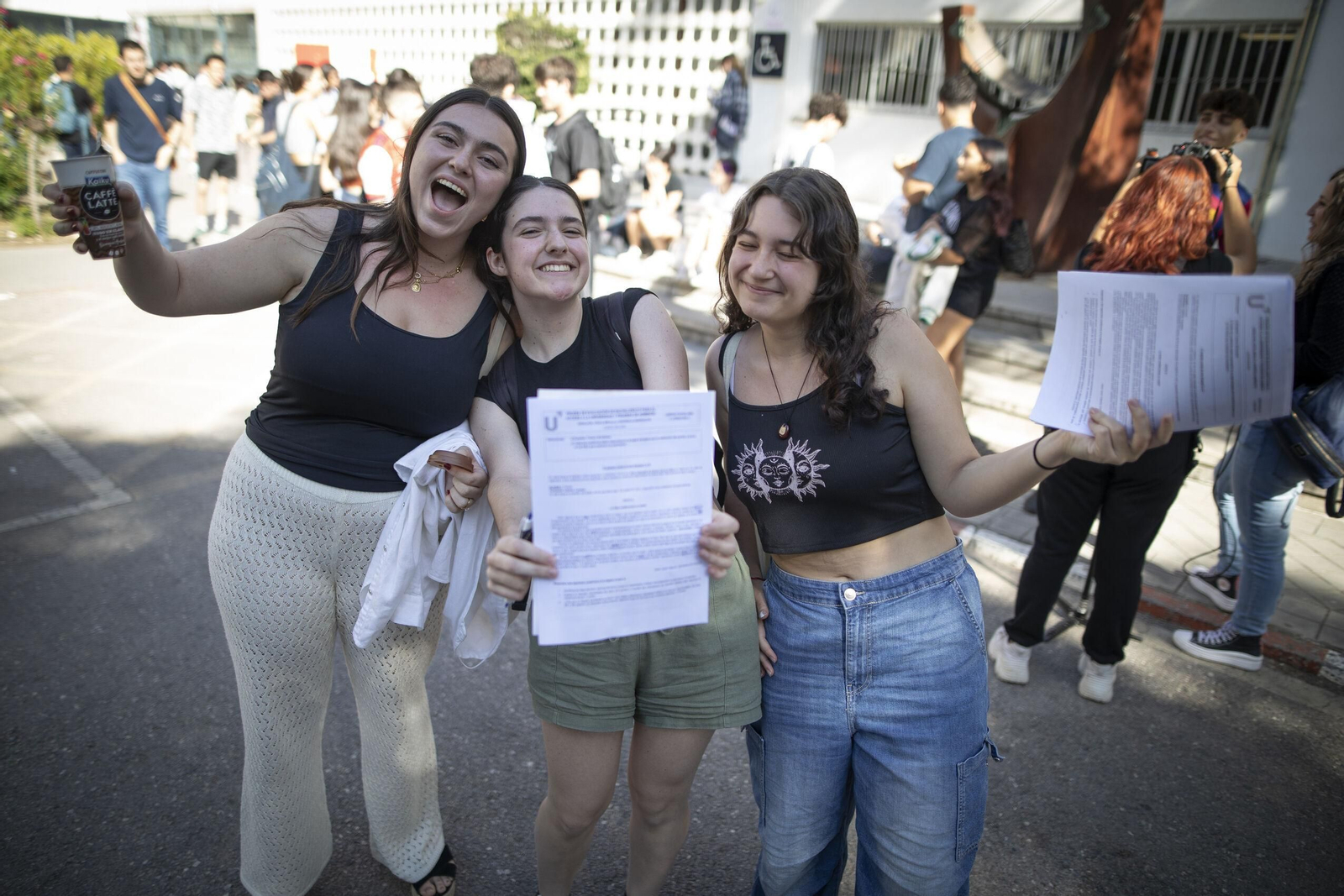Tres estudiantes posan con el examen de Lengua y Literatura en la Facultad de Ciencias.