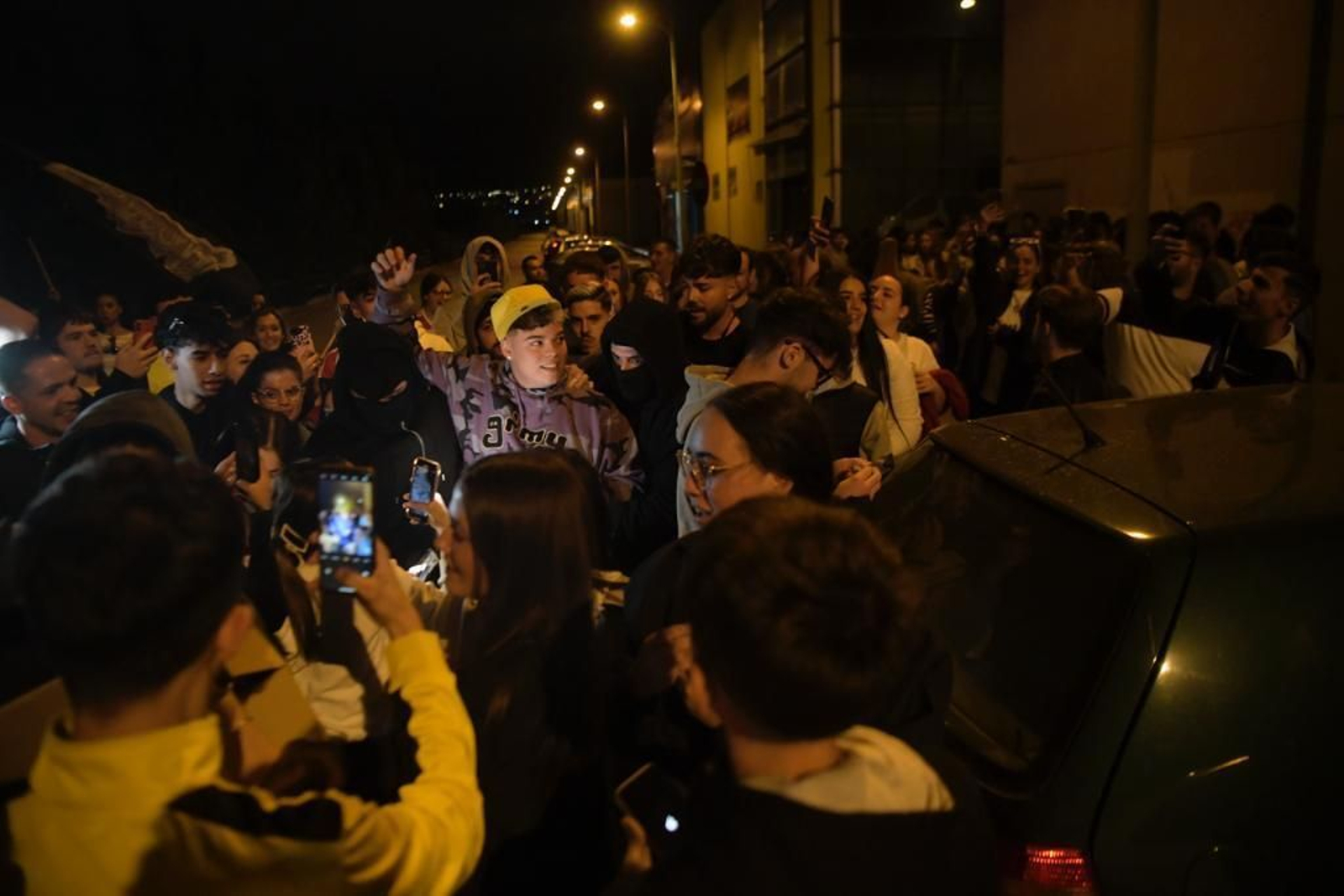 Hamburguesas, bebidas y coches de carreras: Saiko calienta el ambiente antes del concierto en Granada