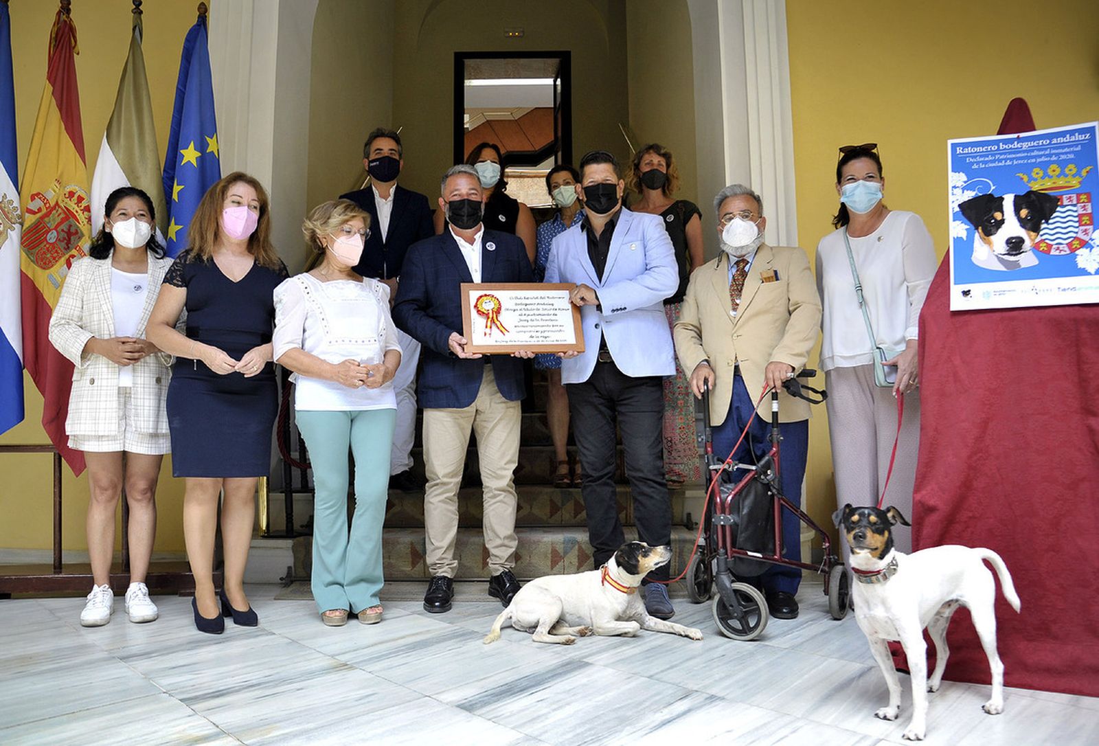 Imagen dela recepción oficial al Club Ratonero Bodeguero Andaluz en el Ayuntamiento.