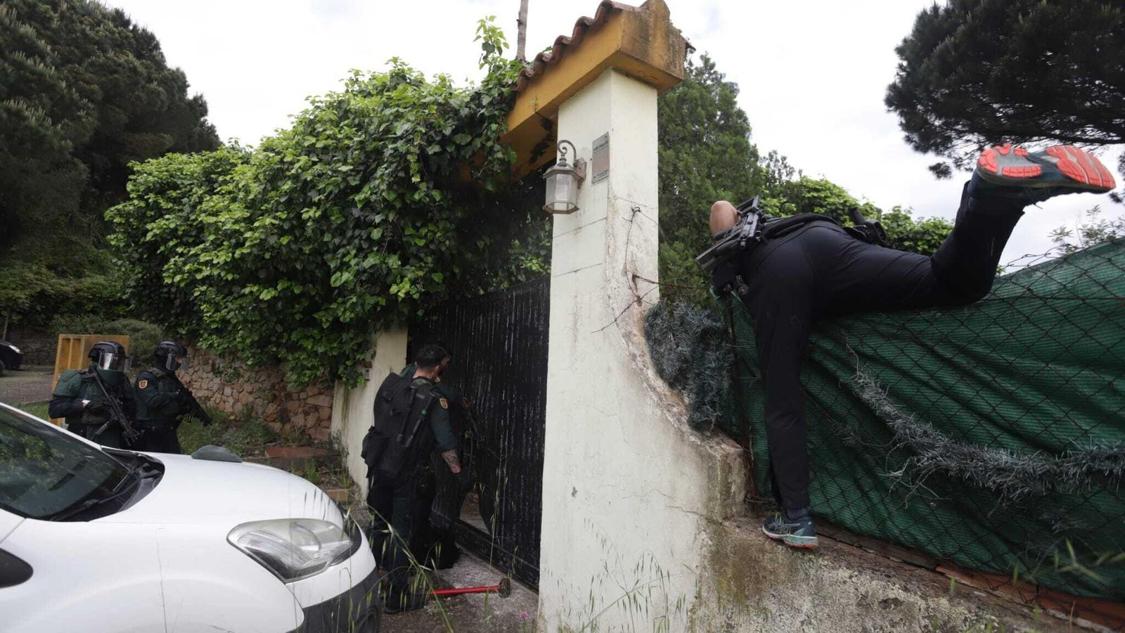 Entrada para el registro en una finca de Benharás, en Los Barrios.